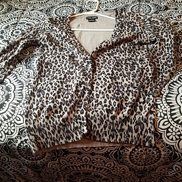 💜Purple leopard print sweater💜 - Picture 2 of 4